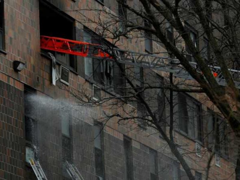 Φωτιά στο Μπρονξ: Μια κακοσυντηρημένη πόρτα συνέβαλε στην εξάπλωση της φωτιάς