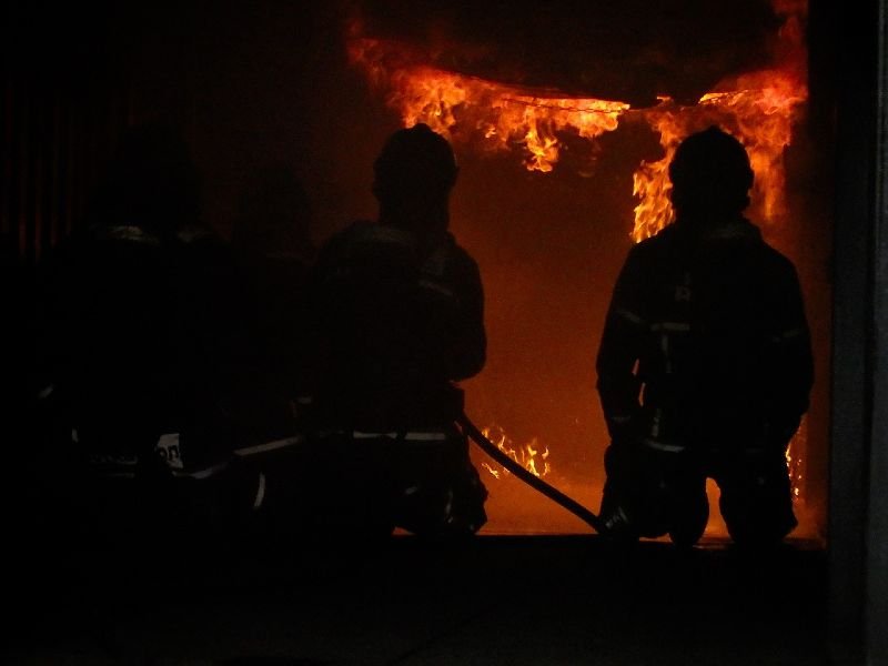 Φωτιά στο Μάτι: Για κακούργημα 5 στελέχη της Πυροσβεστικής και για πλημμέλημα ακόμα 13 άτομα