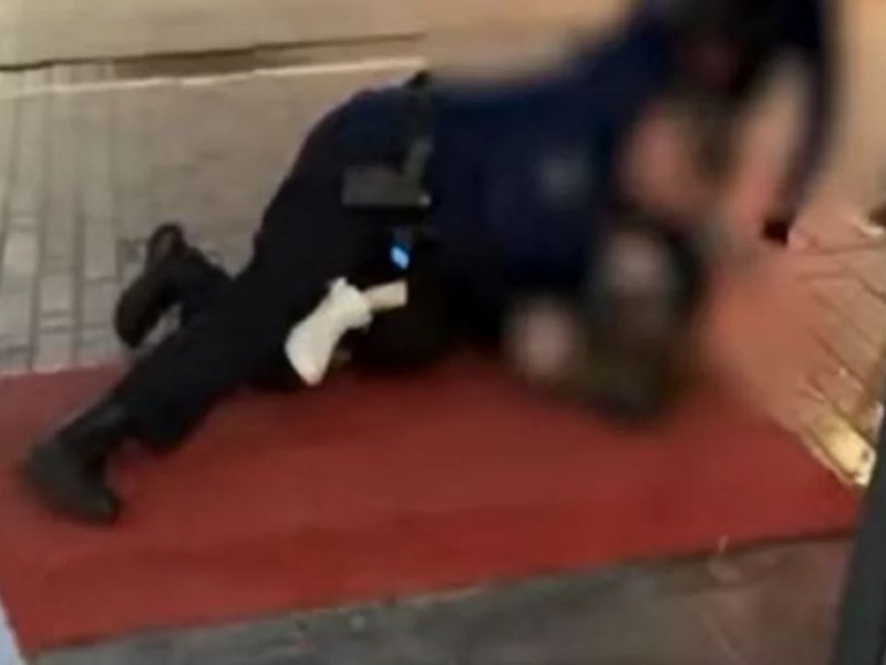 Βέλγοι Αστυνομικοί συλλαμβάνουν και χτυπούν στο πρόσωπο 14χρονη κοπέλα! (Σοκαριστικό βίντεο)