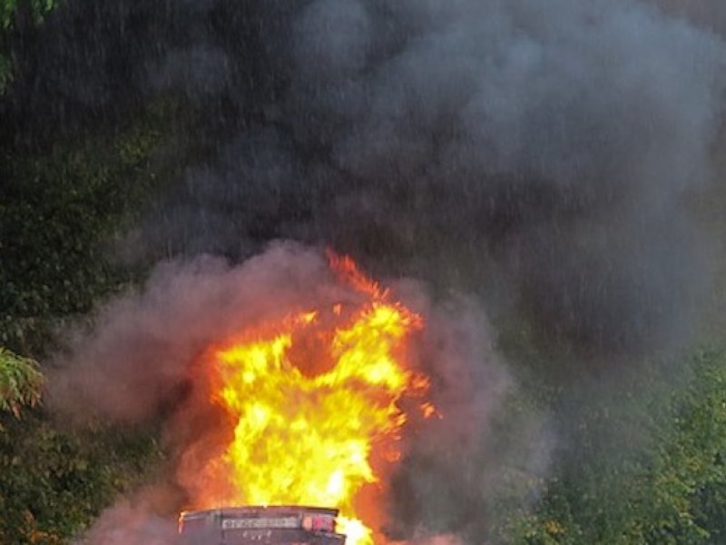 Λ. Ποσειδώνος: Στις φλόγες αυτοκίνητο με τρεις επιβάτες