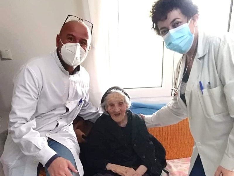 Κορονοϊός - Σέρρες: Γιαγιά 108 ετών εμβολιάστηκε γιατί της έλειψαν οι φίλες της!