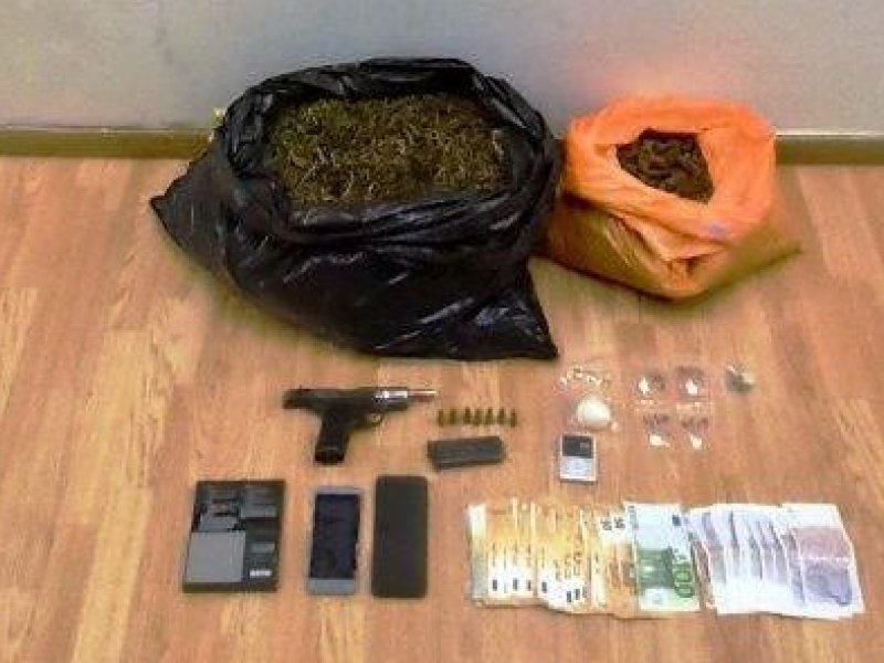 Αλλοδαπός ναρκέμπορος στα Πετράλωνα είχε σπίτι του 5,5 κιλά κάνναβη, κοκαΐνη και πιστόλι!