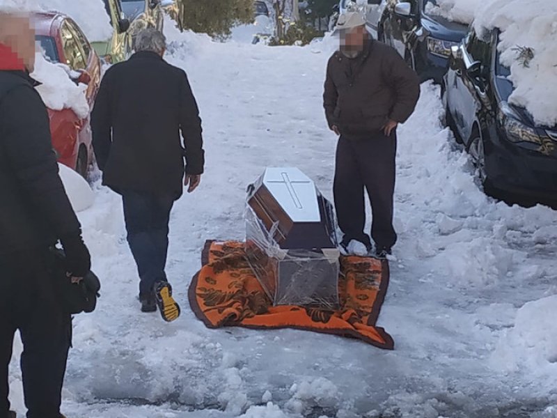Ζωγράφου: Συγγενείς νεκρού σέρνουν το φέρετρο στα χιόνια για να το μεταφέρουν