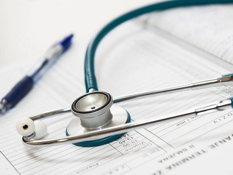 Υπουργείο Υγείας: Συνταγογράφηση για ανασφάλιστους μόνο από δημόσιες δομές
