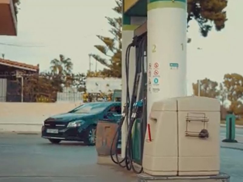 Διαφημιστικό του ΣΥΡΙΖΑ για την ακρίβεια στα καύσιμα με τη φωνή του Γεωργιάδη και «πρώτη μούρη» ένα πανάκριβο αυτοκίνητο! (Βίντεο)
