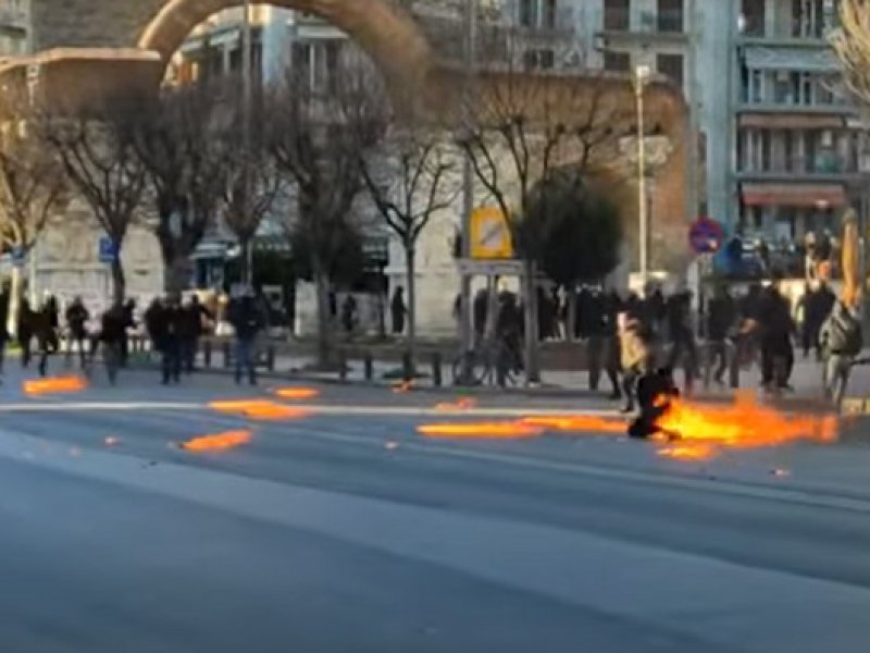 Θεσσαλονίκη: Αντιεξουσιαστής πήρε φωτιά από μολότοφ που πέταξαν σύντροφοί του! (Βίντεο)
