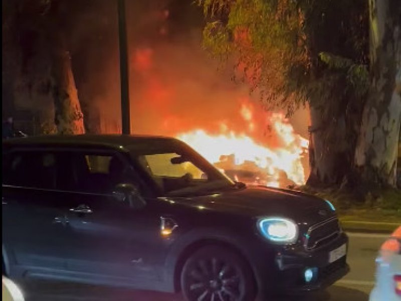 Θανατηφόρο τροχαίο στη Βούλα:  Υπερπολυτελές αυτοκίνητο προσέκρουσε σε δέντρο και τυλίχθηκε στις φλόγες (βίντεο)