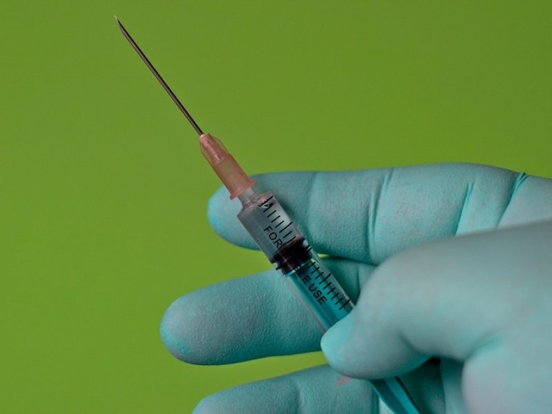 Το Ισραήλ ενέκρινε την τέταρτη δόση του εμβολίου σε ηλικιωμένους