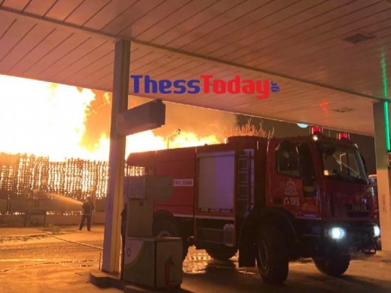 Διαβατά Θεσσαλονίκης: Μεγάλη φωτιά κοντά σε πρατήριο καυσίμων (Βίντεο)