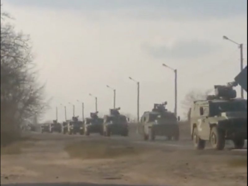 Ουκρανία: Απελπισία χωρίς τέλος - Πολίτης προσπαθεί να εμποδίσει στρατιωτικά οχήματα με τα χέρια (βίντεο)