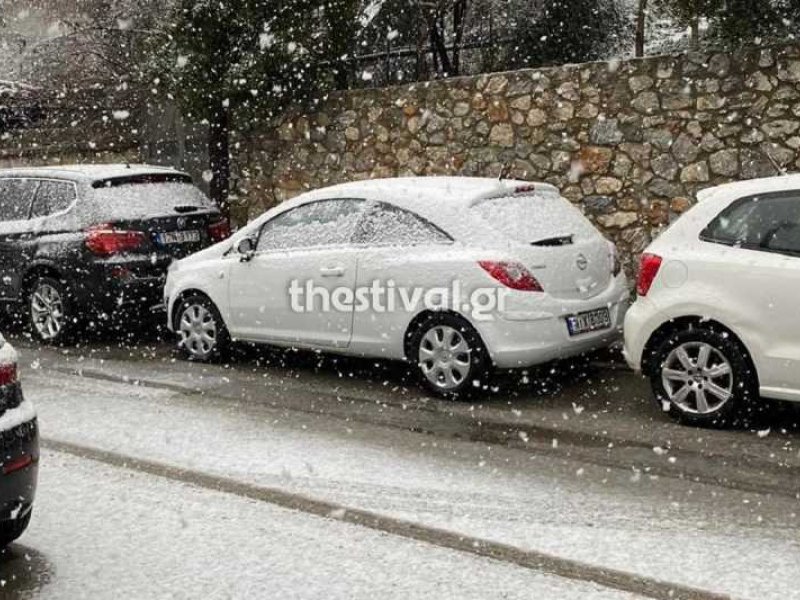 Χιονίζει ασταμάτητα στη Θεσσαλονίκη (Βίντεο)
