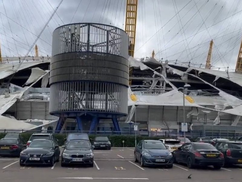 Η κακοκαιρία «Γιούνις» πλήττει Βρετανία: Άνεμοι με ταχύτητα 196 χλμ – Κατέρρευσε η οροφή του Ο2 Arena στο Λονδίνο
