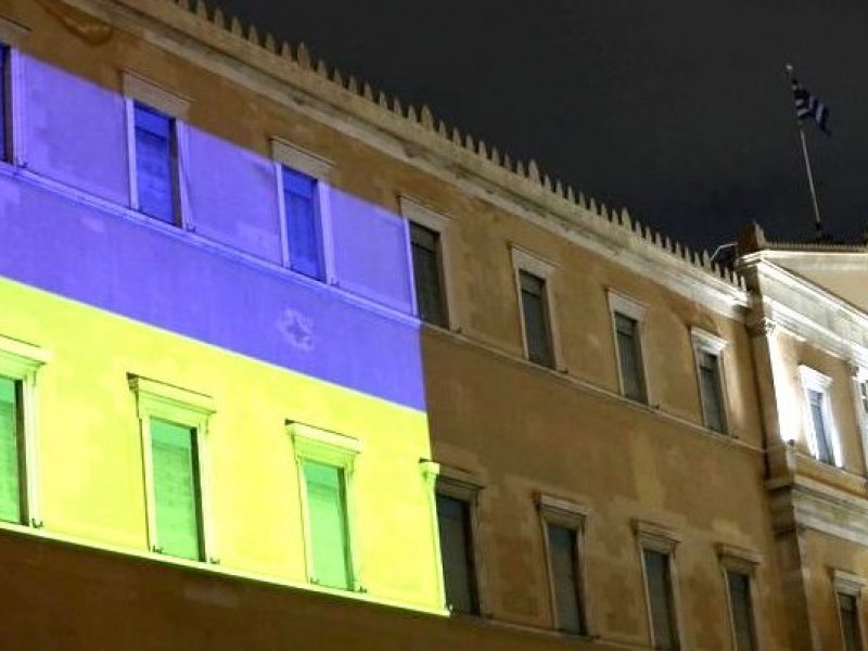 Με τη σημαία της Ουκρανίας φωταγωγήθηκε η Βουλή των Ελλήνων
