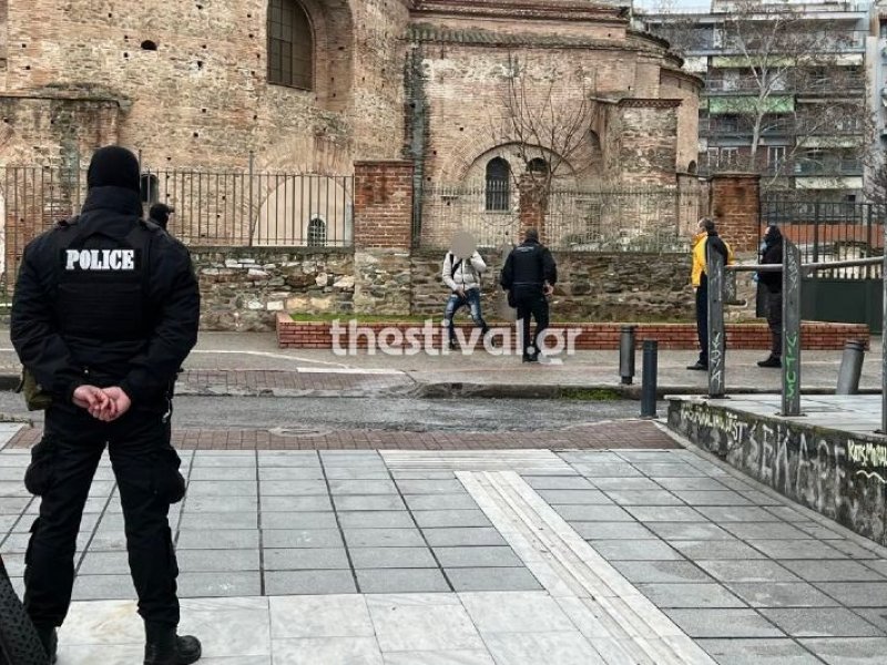 Θεσσαλονίκη: Άτομο με μαχαίρι απειλεί να αυκτονήσει μπροστά στη Ροτόντα - Συνελήφθη από την Αστυνομία (Βίντεο)