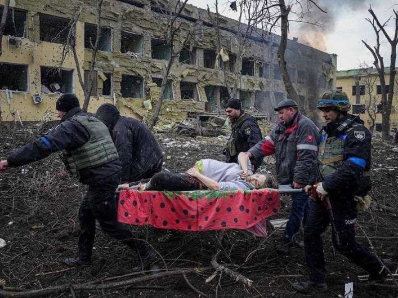 Οι Ουκρανοί καταγγέλλουν ότι οι Ρώσοι βομβάρδισαν σχολείο στη Μαριούπολη