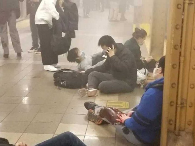 Νέα Υόρκη - επίθεση στο μετρό: Η στιγμή των πυροβολισμών (Βίντεο)