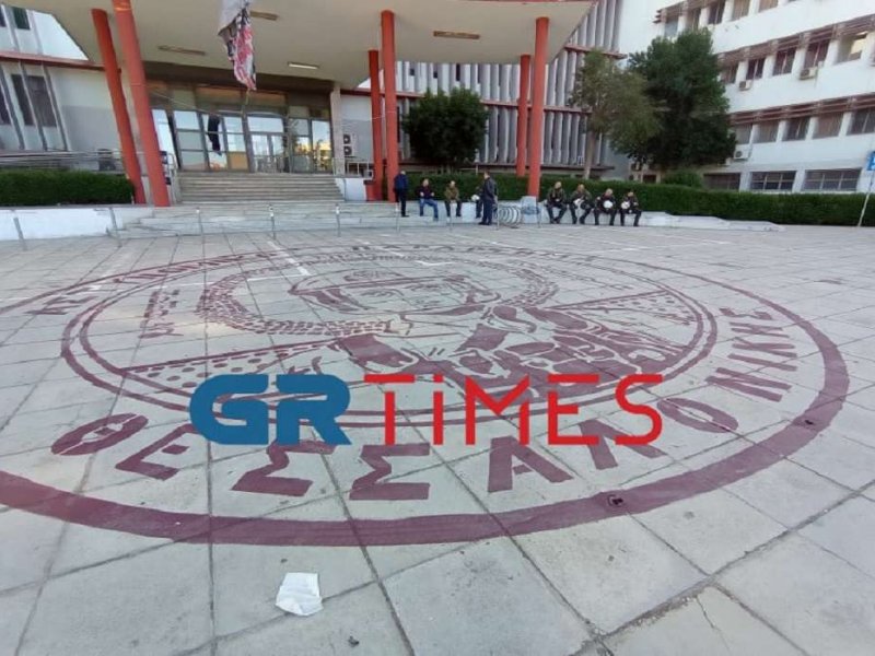 Θεσσαλονίκη: Γκράφιτι κατά της «αστυνομοκρατίας» στο ΑΠΘ - Ένταση με τα ΜΑΤ (Βίντεο)