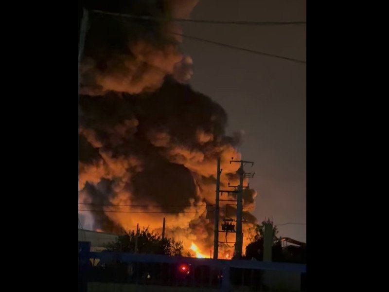 Ασπρόπυργος: Μεγάλη φωτιά σε εργοστάσιο – Μήνυμα από το 112 για αποφυγή άσκοπων μετακινήσεων
