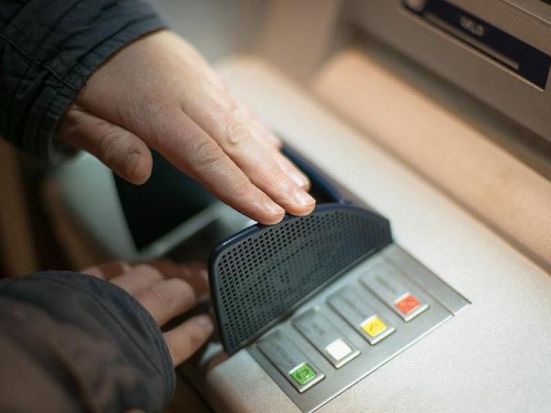 Προσοχή στα ΑΤΜ: Μπορούν να σας αδειάσουν τον λογαριασμό χωρίς να αγγίξουν την κάρτα – Τι να κάνετε