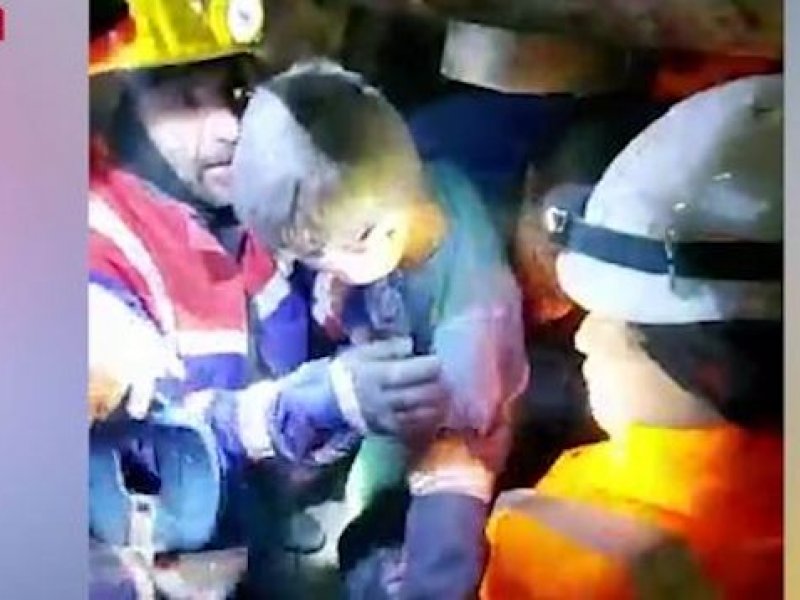 Σεισμός στην Τουρκία: Ανέσυραν ζωντανό 7χρονο αγοράκι μετά από 70 ώρες