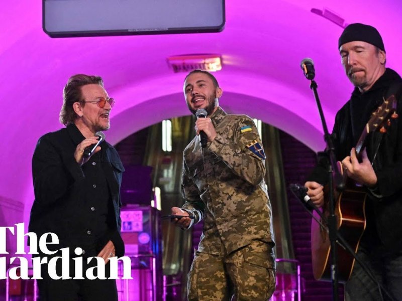 Μοναδικός Μπόνο: Συναυλία στο Μετρό του Κιέβου με τις σειρήνες να «ουρλιάζουν»! (Βίντεο)
