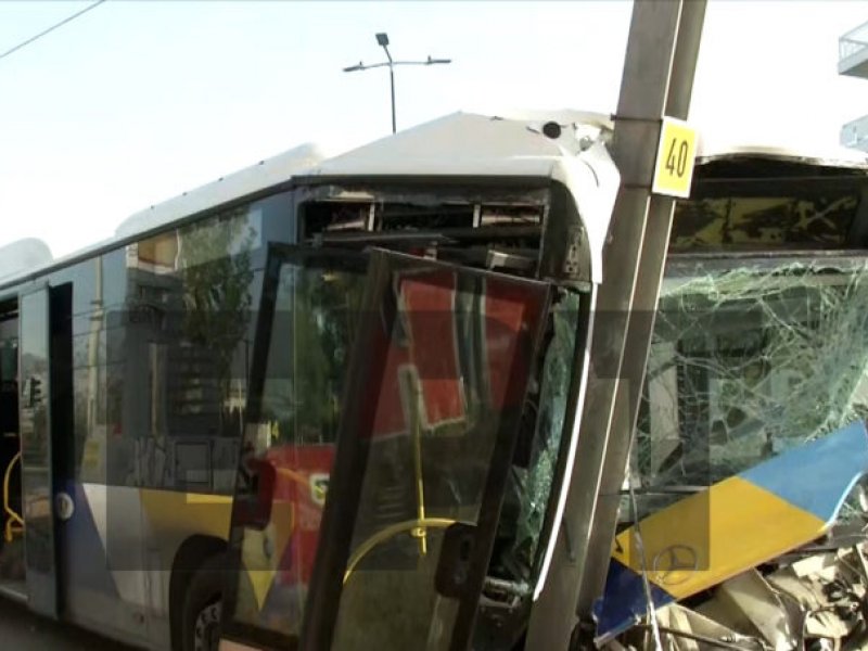 Λεωφορείο έπεσε σε κολώνα του τραμ στην παραλιακή - Έξι τραυματίες