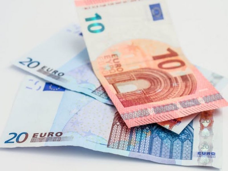 Αύξηση του κατώτατου μισθού στα 826 ευρώ προτείνει ΓΣΕΕ