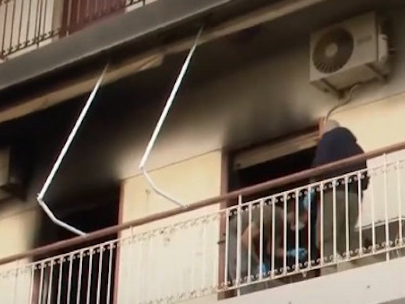Παλαιό Φάληρο: Μαχαίρωσε τη μητέρα του και έβαλε φωτιά στο σπίτι για να καλύψει τα ίχνη του