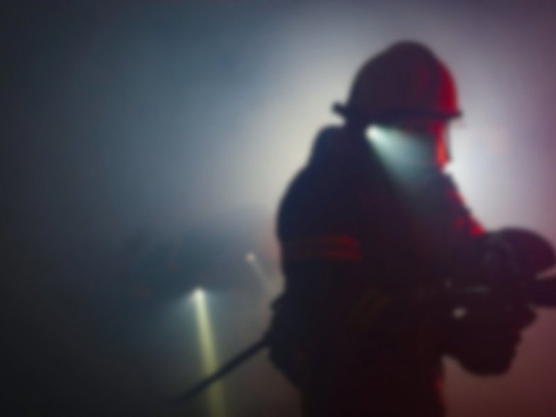 Φωτιά σε δώμα πολυκατοικίας στους Αμπελοκήπους – Ισχυρή πυροσβεστική δύναμη στο σημείο