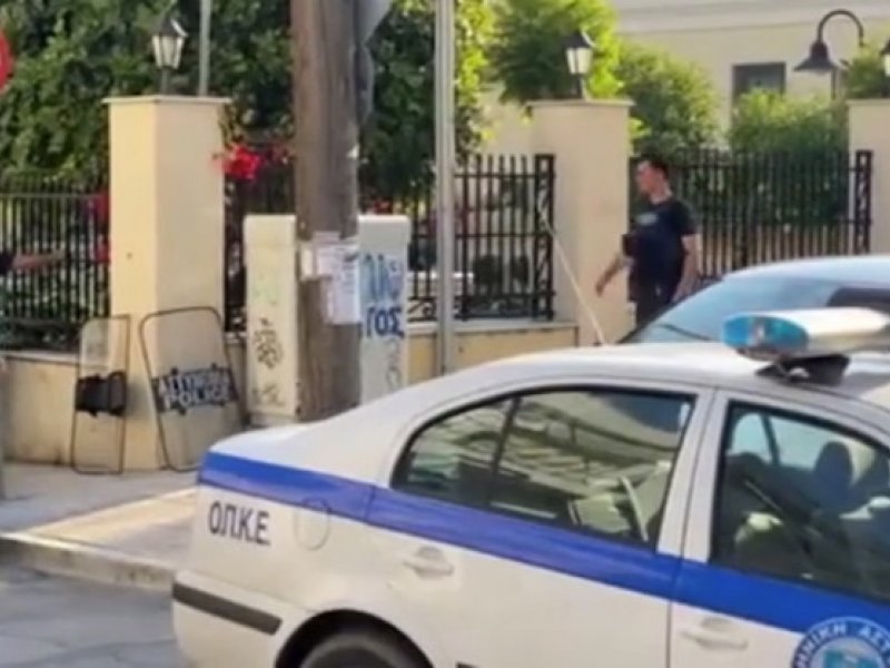  Καλαμάτα: Συνελήφθη ο άνδρας που είχε «μπουκάρει» στο προαύλιο της Τράπεζας της Ελλάδας
