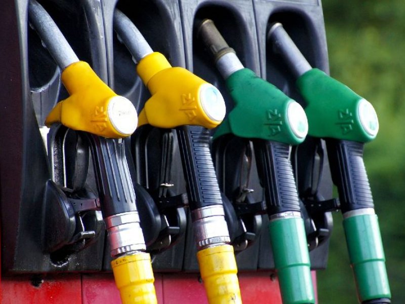 Καύσιμα: Στο «κόκκινο» η τιμή της βενζίνης - Ξεπερνά τα 2,5 ευρώ σε πολλά νησιά (Βίντεο)