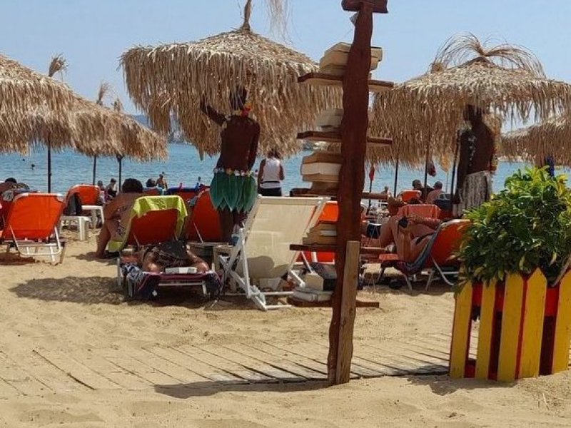 Κρήτη: Σάλος με φωτογραφία από beach bar – Μαύρες κούκλες κρατάνε ομπρέλες