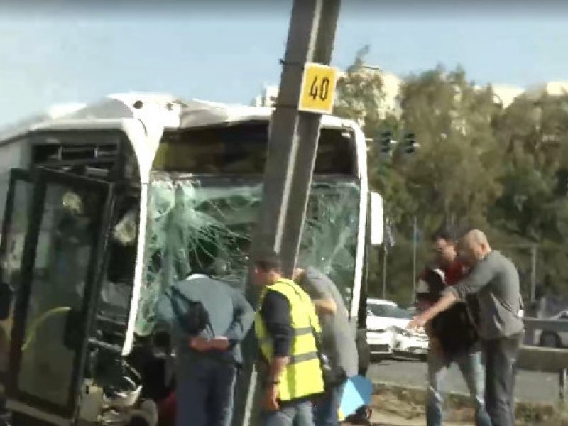Άλιμος: Σοκαριστικό τροχαίο με λεωφορείο στην παραλιακή [video]