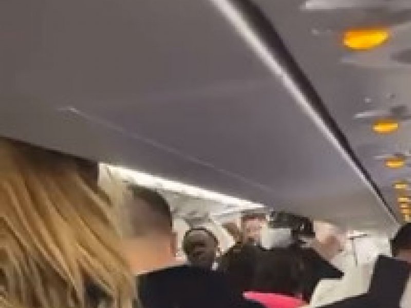 Πανικός σε πτήση Λονδίνο - Χανιά: Βρετανός τουρίστας γρονθοκόπησε πιλότο και συνεπιβάτες!  [βίντεο]