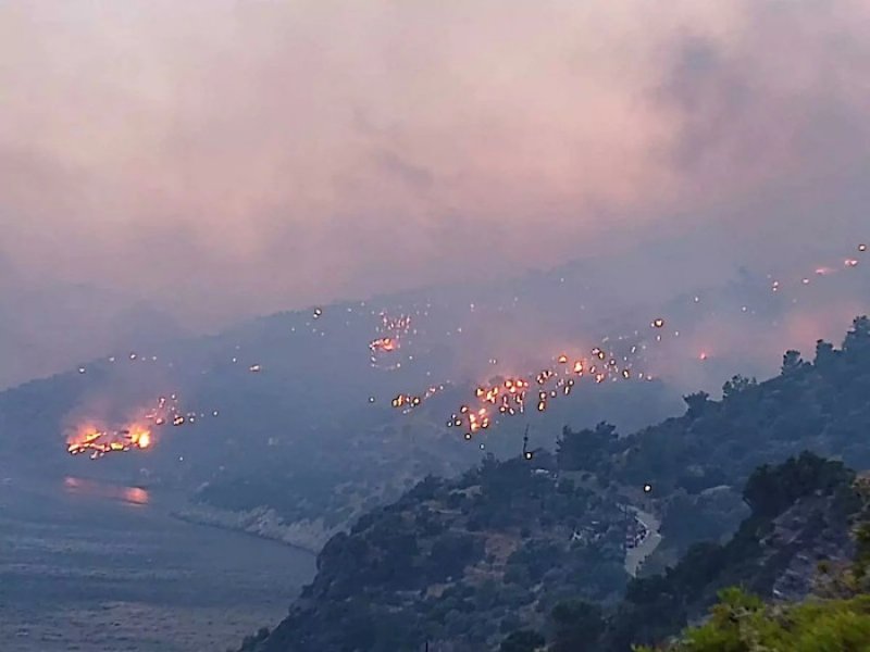Σάμος:  Ανεξέλεγκτη η φωτιά -  Εκκενώθηκαν προληπτικά δύο οικισμοί