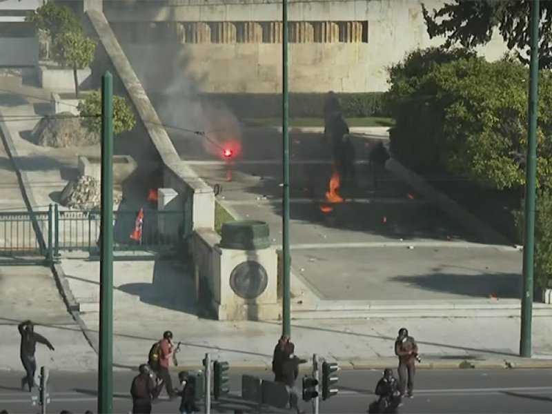 Σύνταγμα: Μολότοφ, χημικά και συλλήψεις - Βανδαλίστηκε το μνημείο των νεκρών της Μαρφίν - Επεισόδια και στη Θεσσαλονίκη (Βίντεο)
