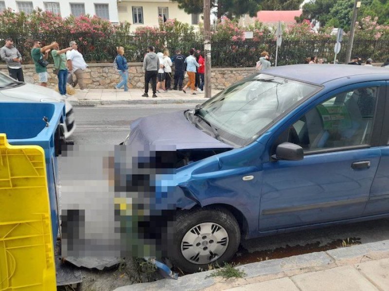 Πανικός στη Σύρο: Αιμόφυρτος οδηγός έτρεχε για το νοσοκομείο και έπεσε σε 2 αυτοκίνητα και μια μηχανή 