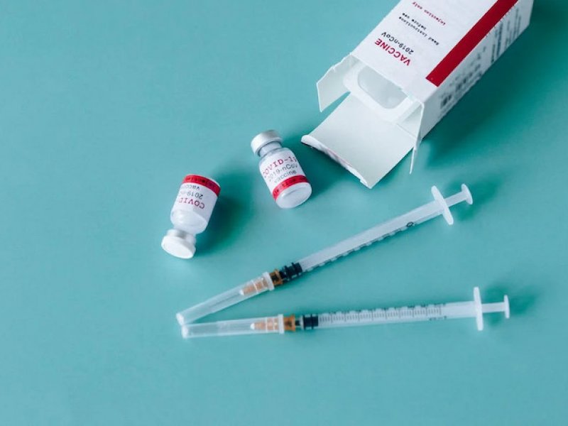 Κορονοϊός: Bρετανοί ερευνητές ανοίγουν τον φάκελο με τους θανάτους από το εμβόλιο κατά της Covid-19